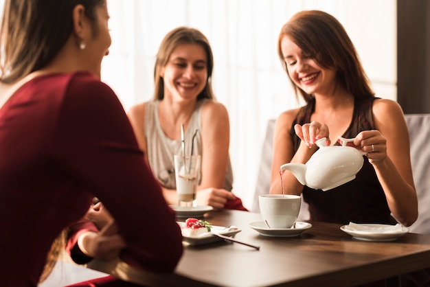 Amigos, jantar, em, um, restaurante