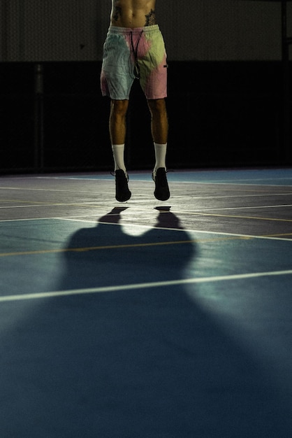 Foto grátis amigos jogam basquete. jovens jogam basquete na rua.