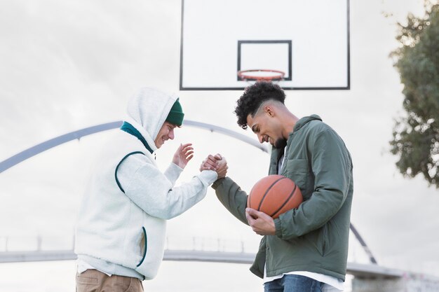 Amigos jogando basquete