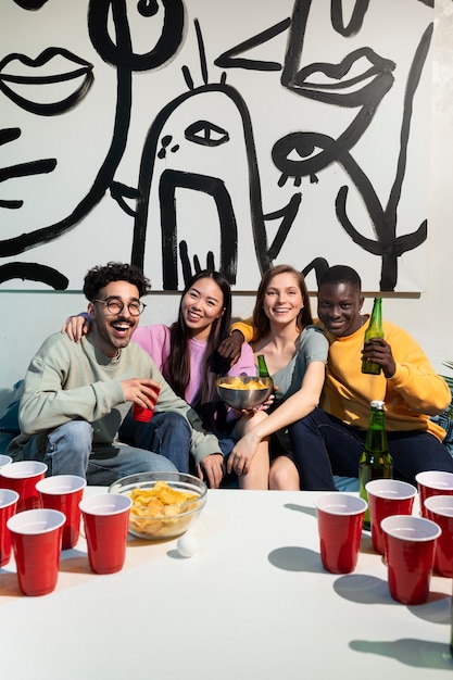 Amigos jogando cerveja pong