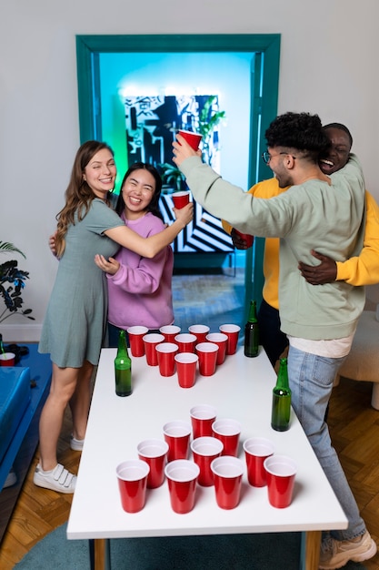 Amigos jogando cerveja pong