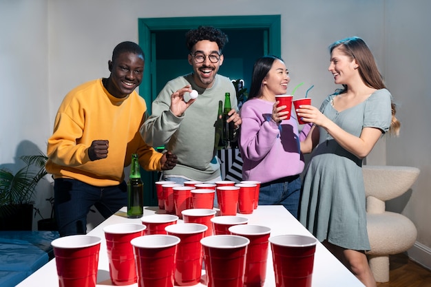 Amigos jogando cerveja pong