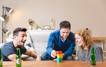 Cartões De Jogo Dos Amigos E Cerveja Bebendo Em Casa Foto de Stock - Imagem  de cerveja, jogar: 147910036