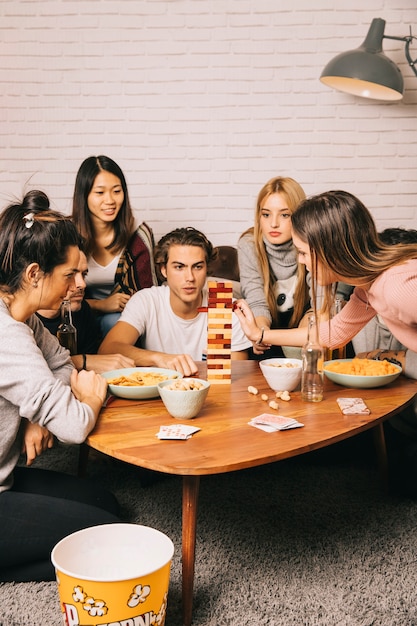 Foto grátis amigos jogando jogo de mesa