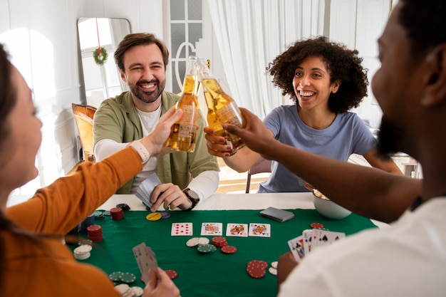 Amigos jogando poker juntos e comemorando