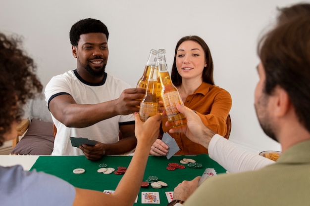 Amigos jogando poker juntos e comemorando