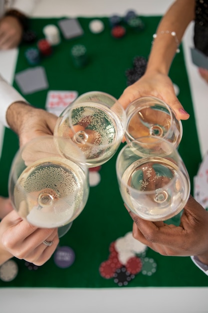 Foto grátis amigos jogando poker juntos e comemorando