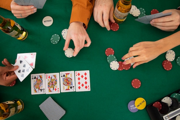 Foto grátis amigos jogando pôquer juntos