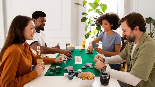 Foto grátis amigos jogando pôquer juntos