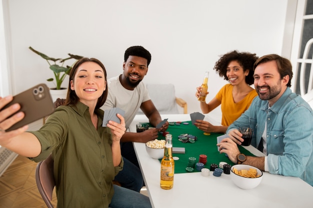 Foto grátis amigos jogando pôquer juntos