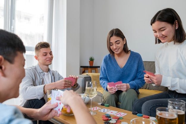 Amigos jogando pôquer juntos