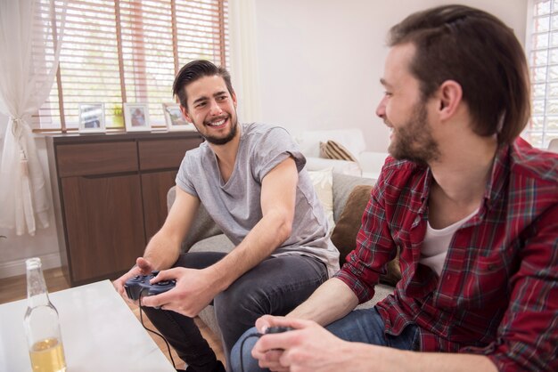 Amigos jogando videogame