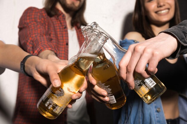 Amigos jovens a beber cerveja.