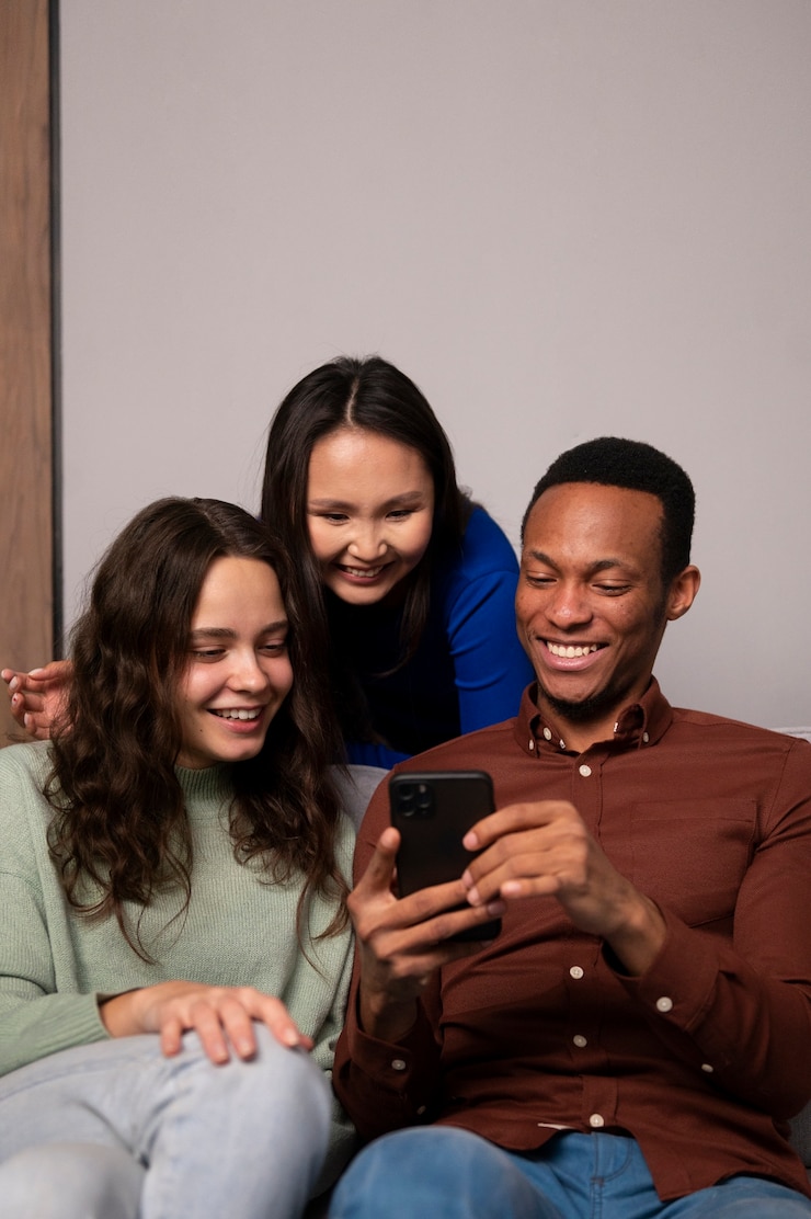 Foto grátis amigos lendo mensagens de celular vista frontal