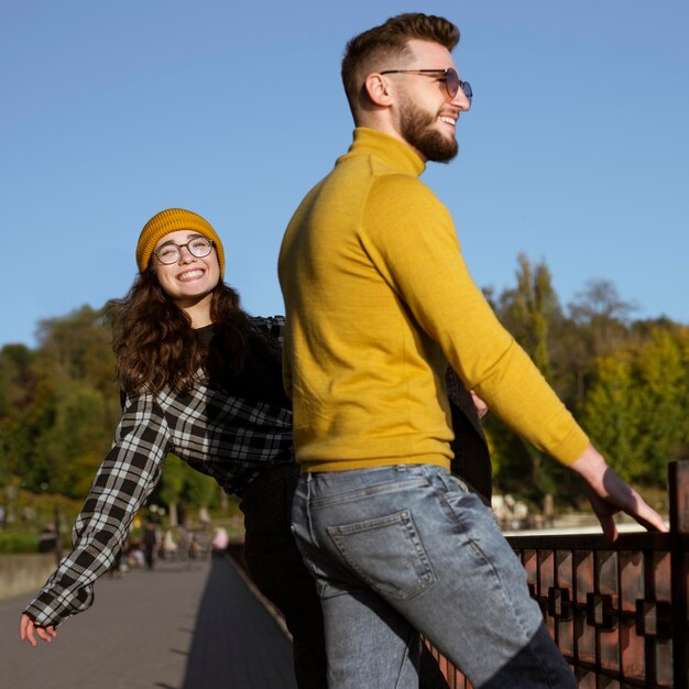 Foto grátis amigos lindos e felizes no parque