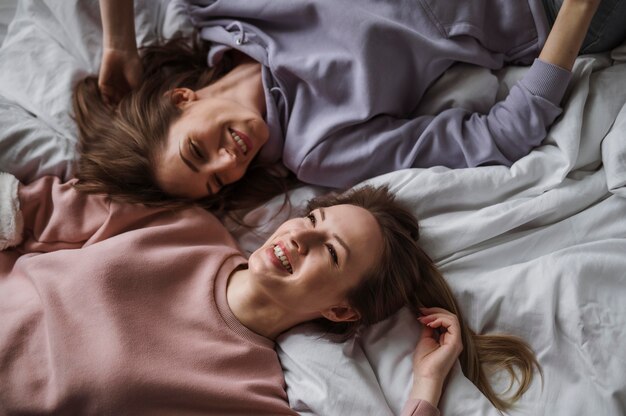 Amigos lindos e felizes passando um tempo juntos