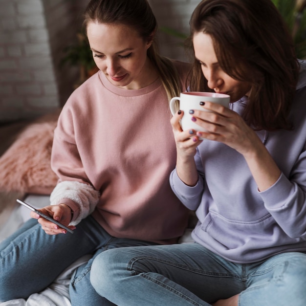 Foto grátis amigos lindos e felizes passando um tempo juntos