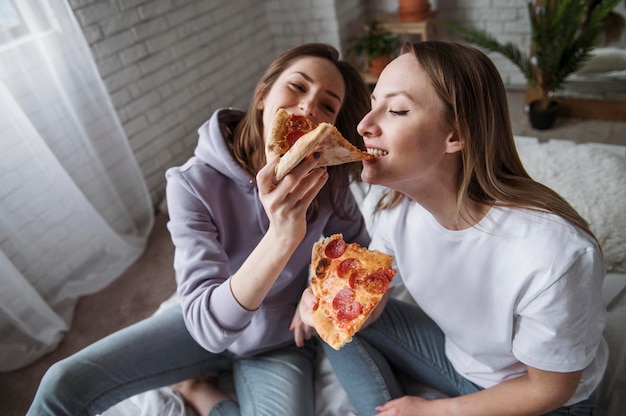 Foto grátis amigos lindos e felizes passando um tempo juntos