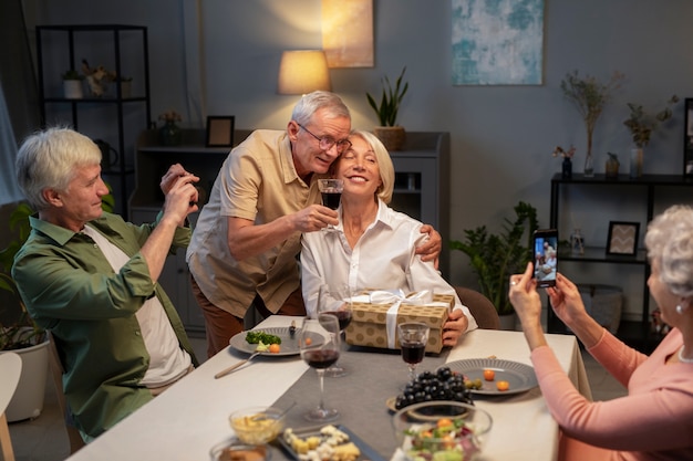 Amigos mais velhos dando uma festa à noite