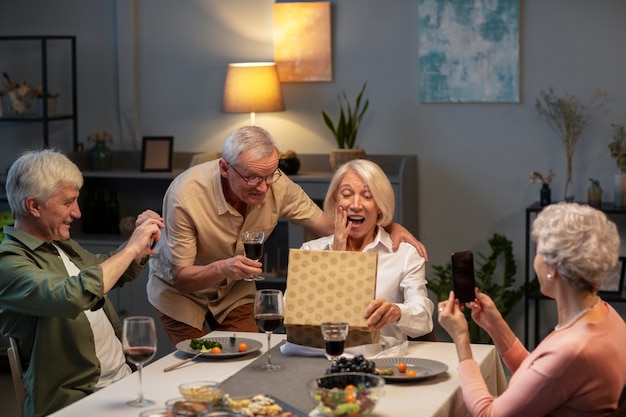 Foto grátis amigos mais velhos dando uma festa à noite