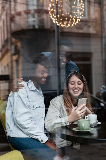 Amigos multiculturais rindo juntos tiro médio