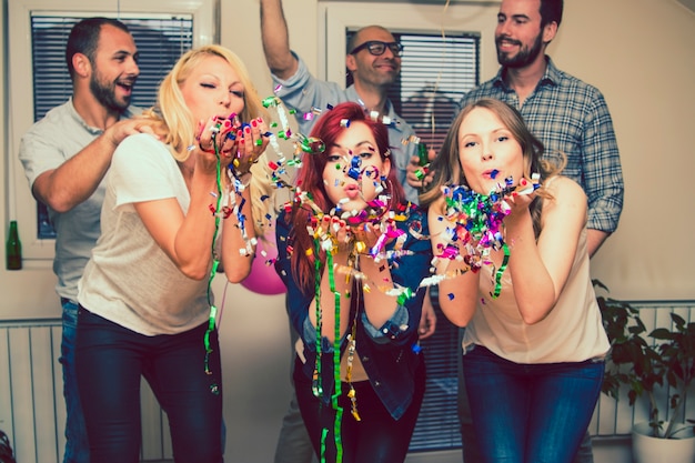 Amigos na celebração com confetes