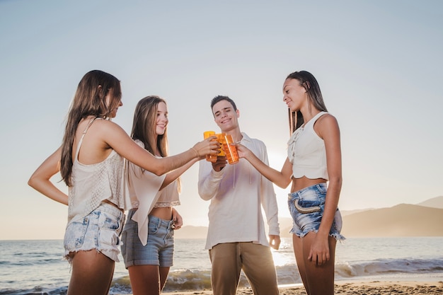 Foto grátis amigos na celebração