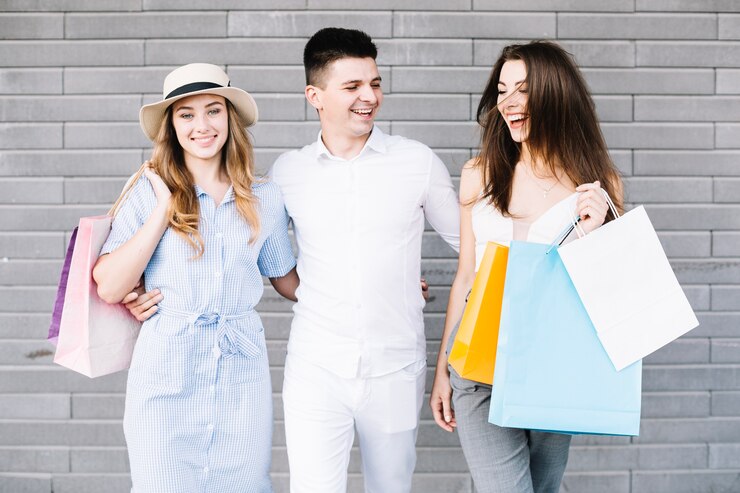 Foto grátis amigos na moda posando com bolsas