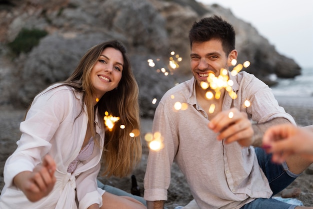 Foto grátis amigos na praia com estrelinhas