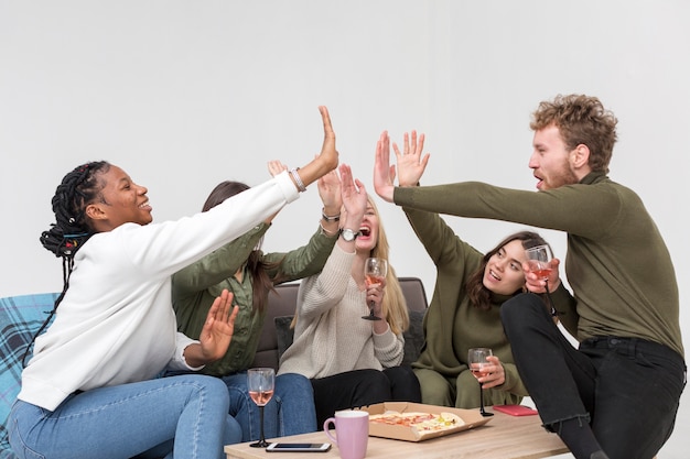 Amigos no almoço mais cinco