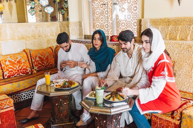 Foto grátis amigos no restaurante árabe
