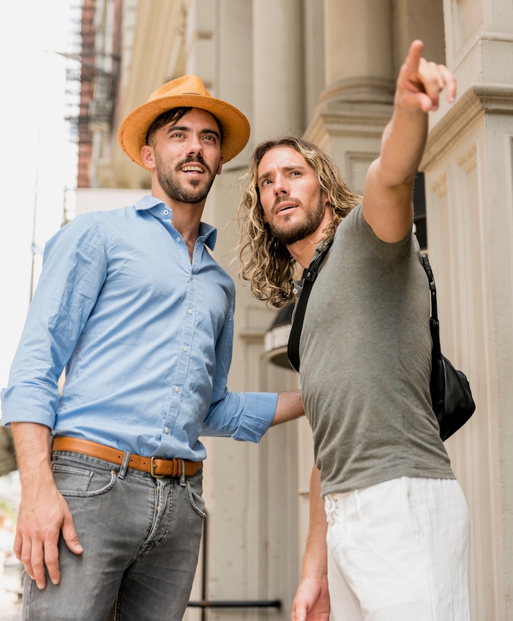 Foto grátis amigos, olhando para a atração turística apontada