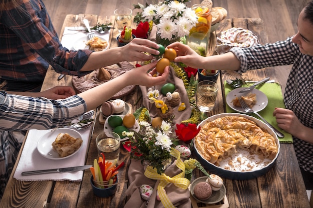 Amigos ou família em férias na mesa festiva