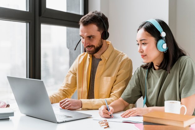 Amigos participando de aulas online juntos