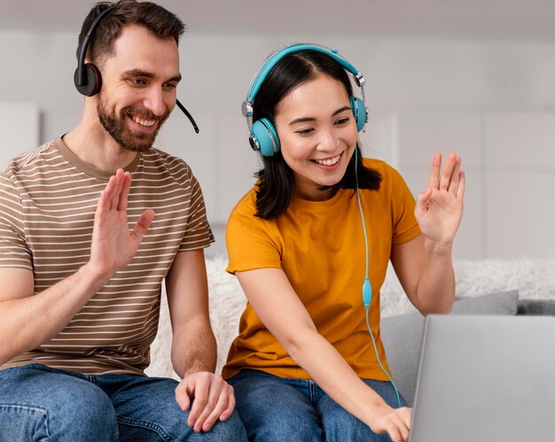 Amigos participando de aulas online juntos