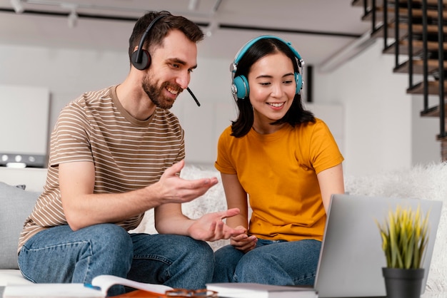 Amigos participando de aulas online juntos