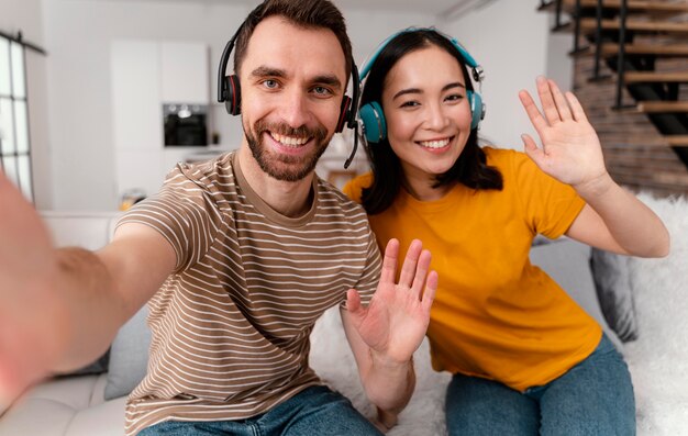 Amigos participando de aulas online juntos