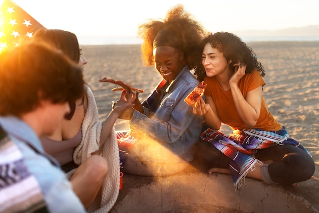 Foto grátis amigos passando tempo juntos na praia