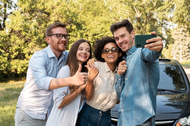 Foto grátis amigos passando um tempo juntos ao ar livre e tirando selfie