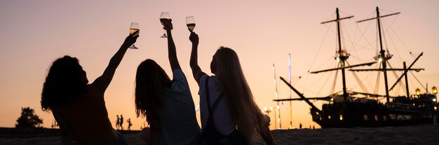 Amigos passando um tempo juntos ao pôr do sol