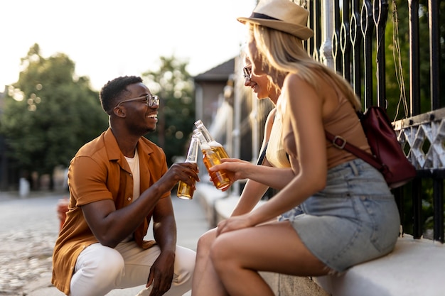 Foto grátis amigos passando um tempo juntos fora no verão