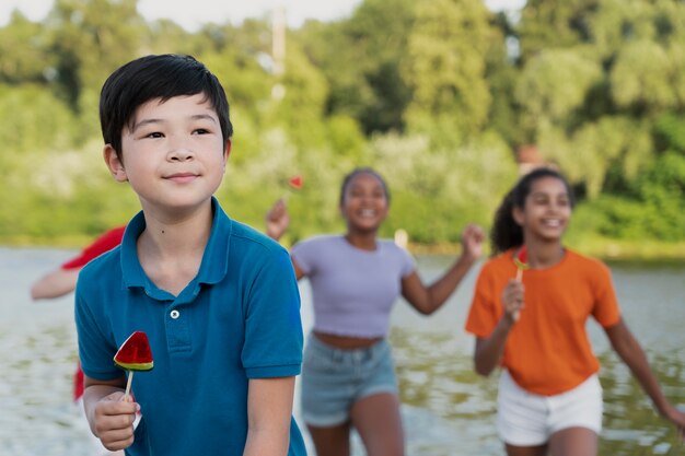 Amigos passando um tempo juntos no verão