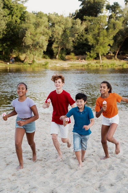 Amigos passando um tempo juntos no verão