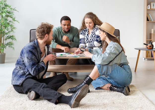 Foto grátis amigos planejando viagem juntos