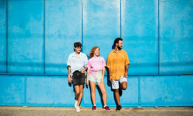 Amigos posando com parede azul