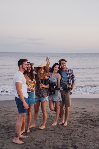 Foto grátis amigos posando para uma foto na praia