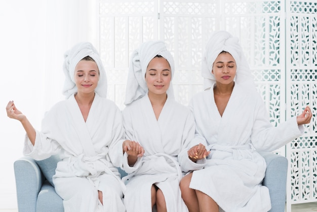 Amigos, posar, com, bathrobe, em, um, spa