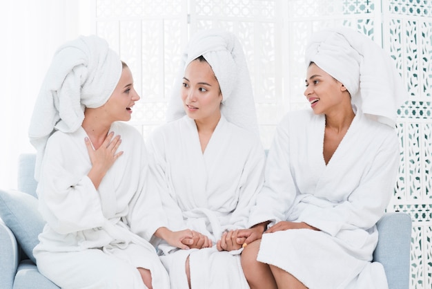 Amigos, posar, com, bathrobe, em, um, spa