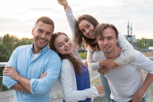 Amigos, posar, ligado, um, terraço