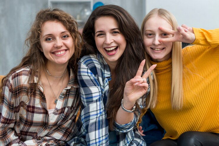Foto grátis amigos, posar, para, um, foto
